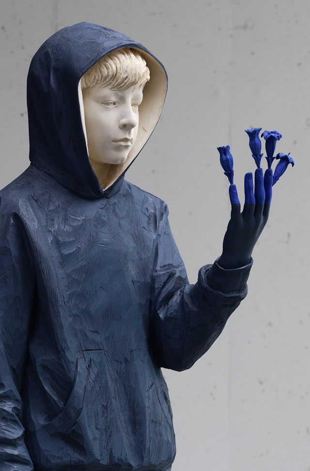 Wooden figure sculptures by Willy Verginer