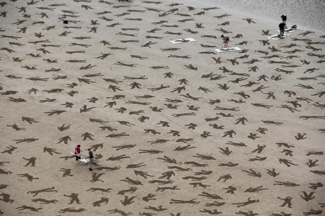 ... 9,000 Human Figures Drawn on Normandy Beach to Commemorate D-Day Dead