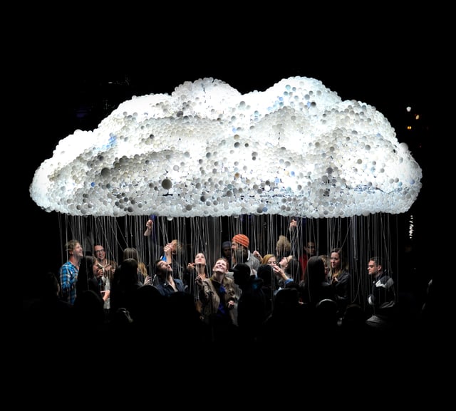 ‘Cloud’, An Interactive Installation of 6,000 Clustered Light Bulbs