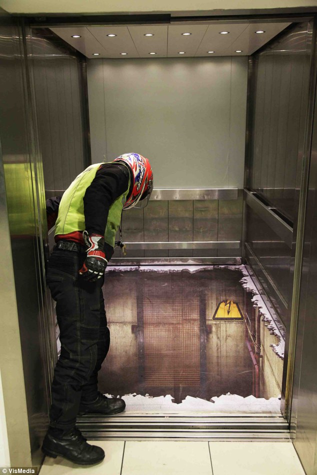 False elevator floor illusion