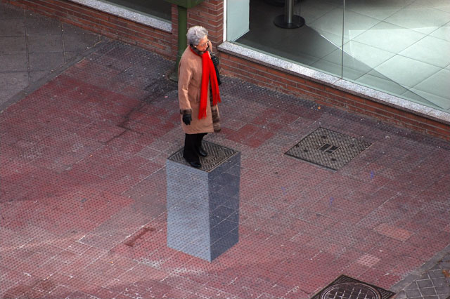3D pedestal street art by E1000