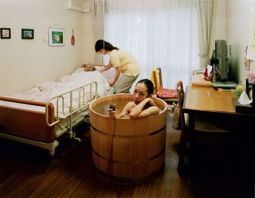 Bathtub self-portrait photos by Mariko Sakaguchi