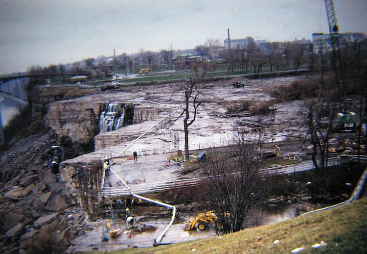 Photos When The United States Stopped Flow of Niagara Falls in 1969
