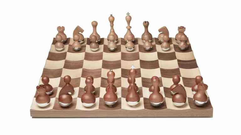 Umbra Wobble Chess Set