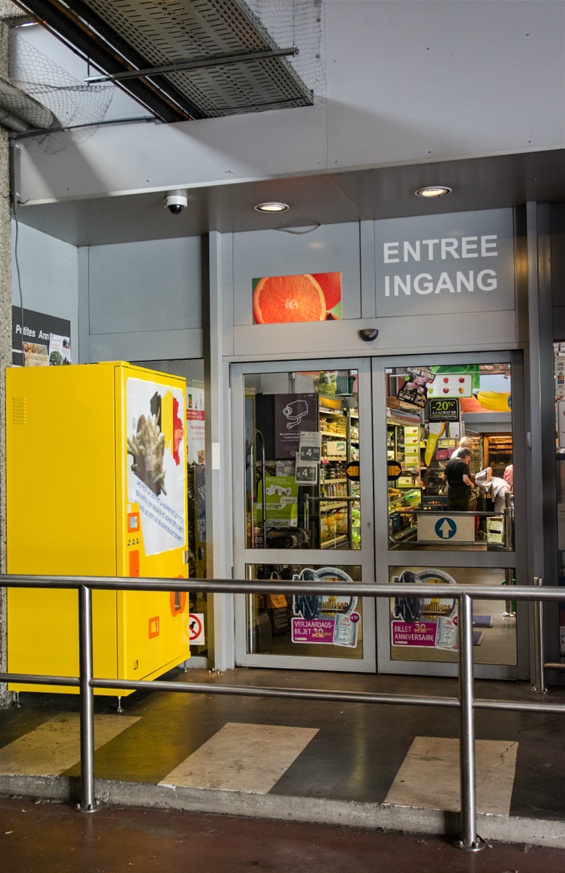 World's First Vending Machine To Make Hot Belgian Frites