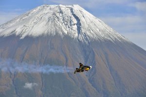 Jetman flies around Mount Fuji