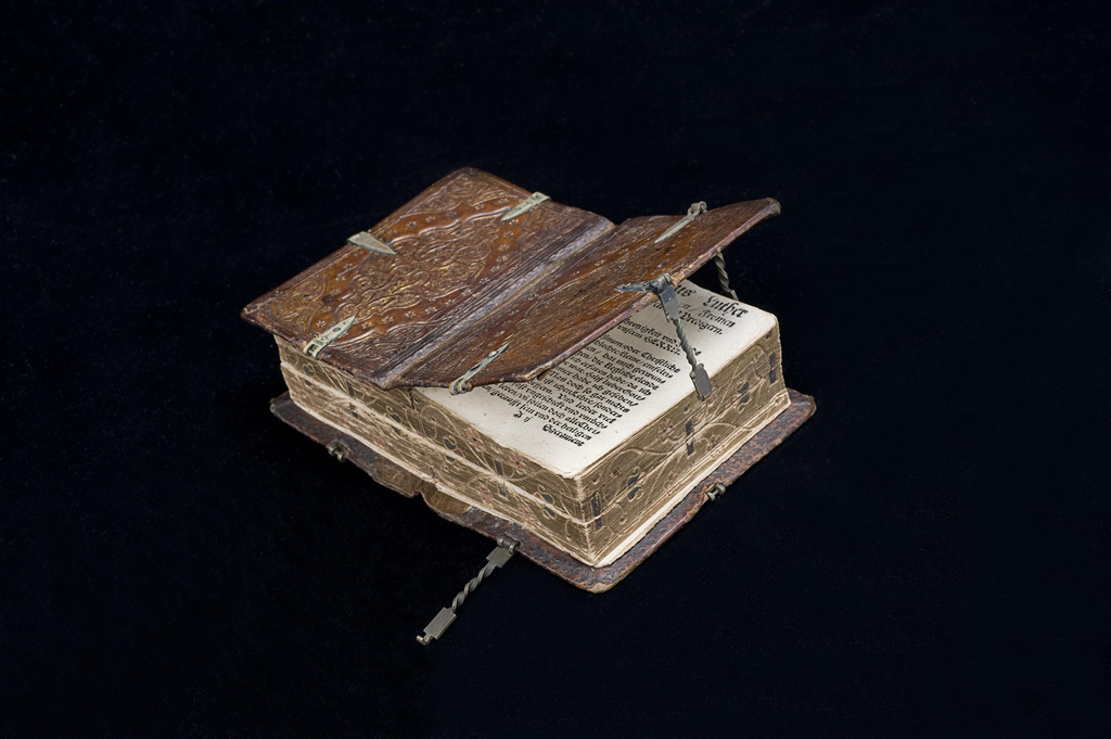 16th Century Book Opens in 6 Ways