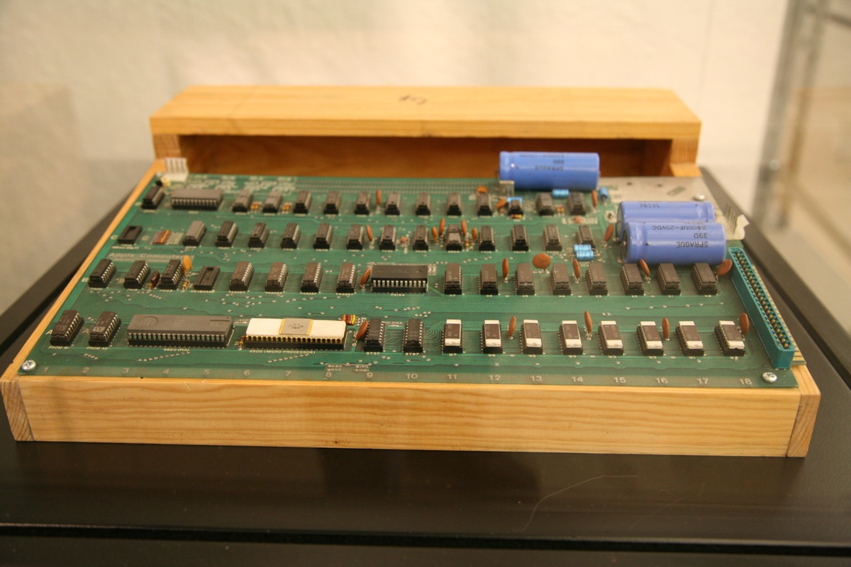 First apple. Компьютер Apple 1976. Первый компьютер Apple 1976. Эппл 1 компьютер. Самый первый компьютер Эппл 1976.