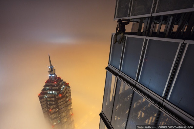 Daredevils Climb Shanghai Tower