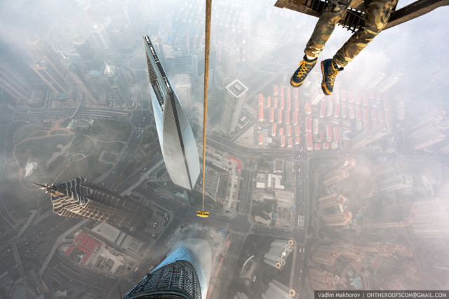 Daredevils Climb Shanghai Tower