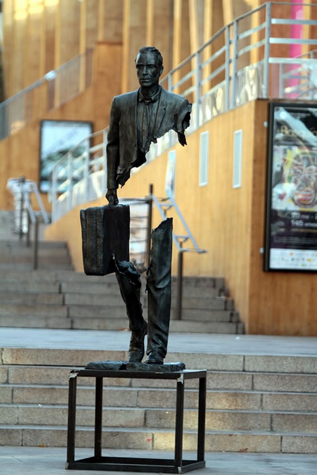 Travellers by Bruno Catalano