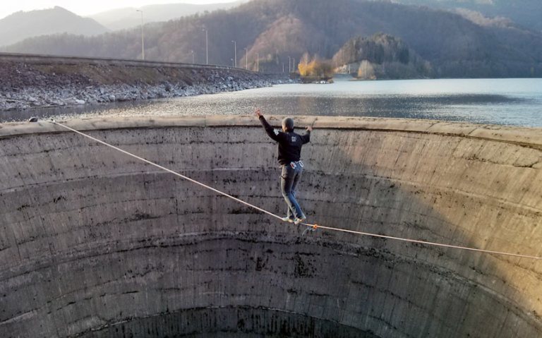 Daredevils Walks Across Reservoir Drain via Slackline