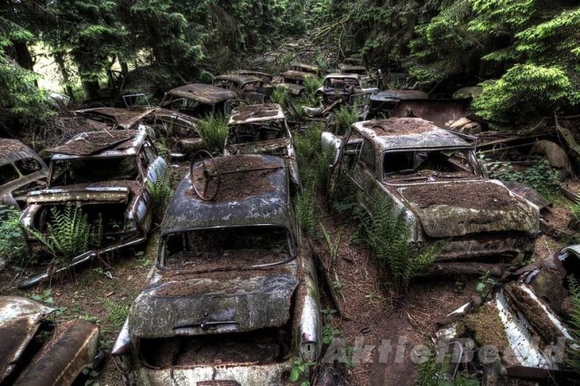 The Chatillon Car Graveyard, An Eerie Collection of Vintage Cars ...