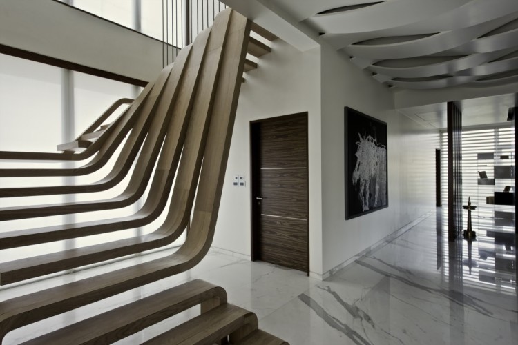 A Sculptural Staircase With Two Flights of Stairs That Connect Seamlessly