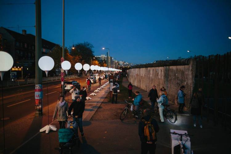 LICHTGRENZE Berlin Wall Balloon Installation
