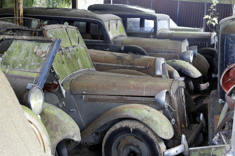 60 classic cars found in France