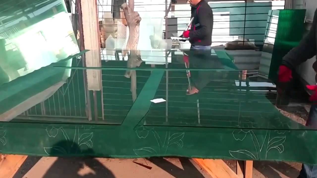 How to Quickly Cut a Plate of Glass Into Smaller Pieces