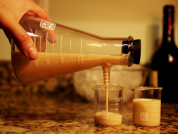 Cocktail Shaker Pour
