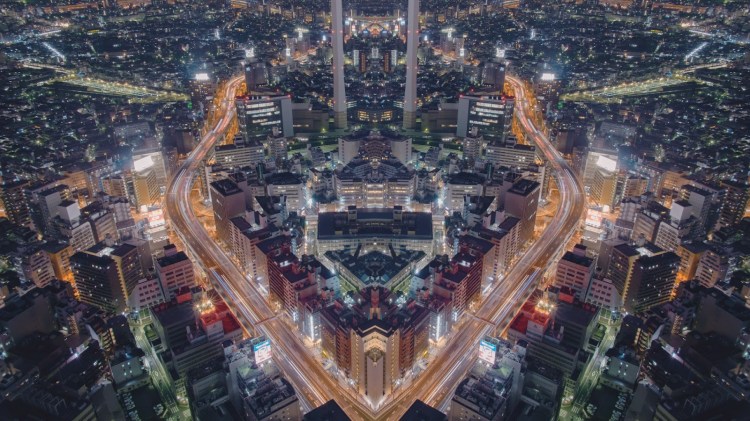 Hypnotic Mirrored Time-Lapse of Tokyo
