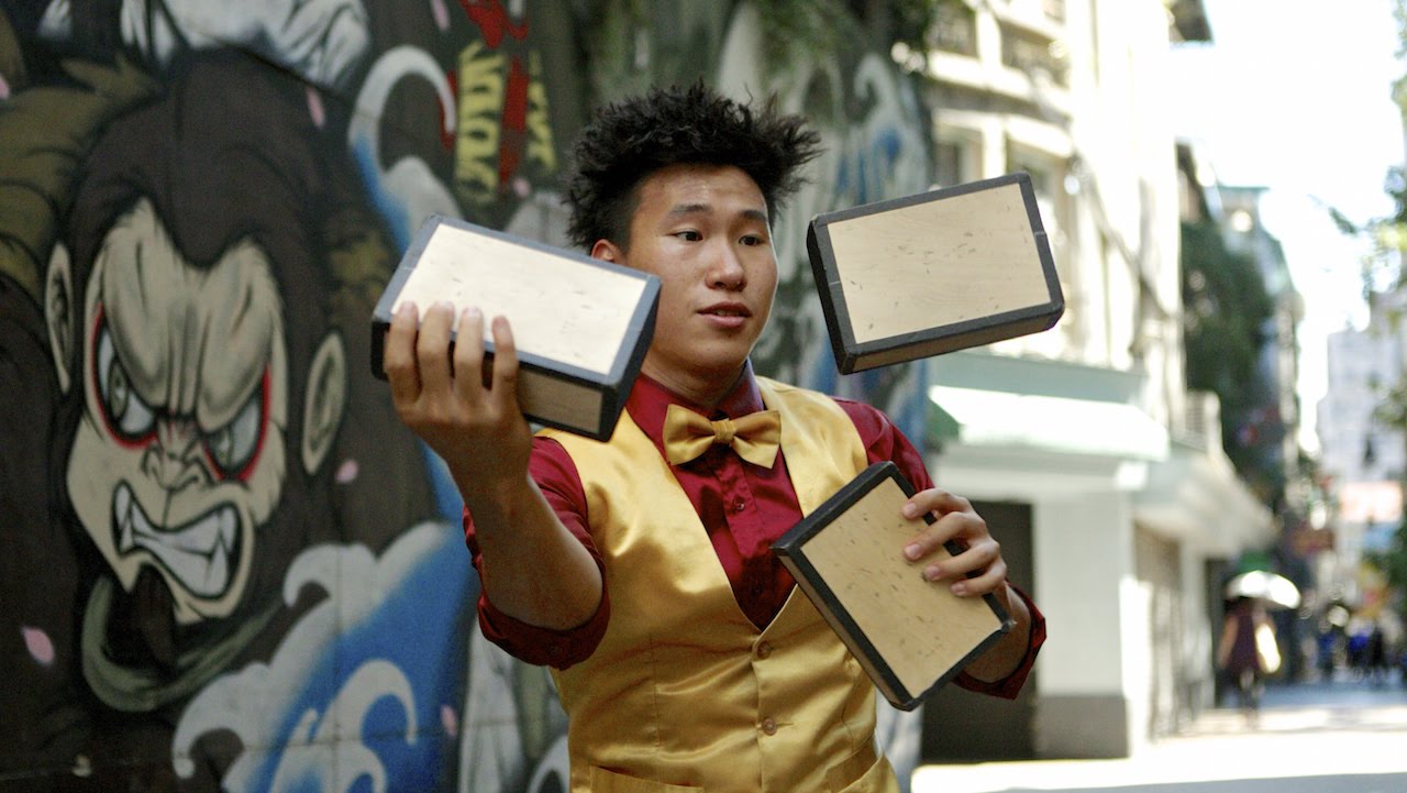 An Impressive Cigar Box Juggling Performance on the Streets of Taipei