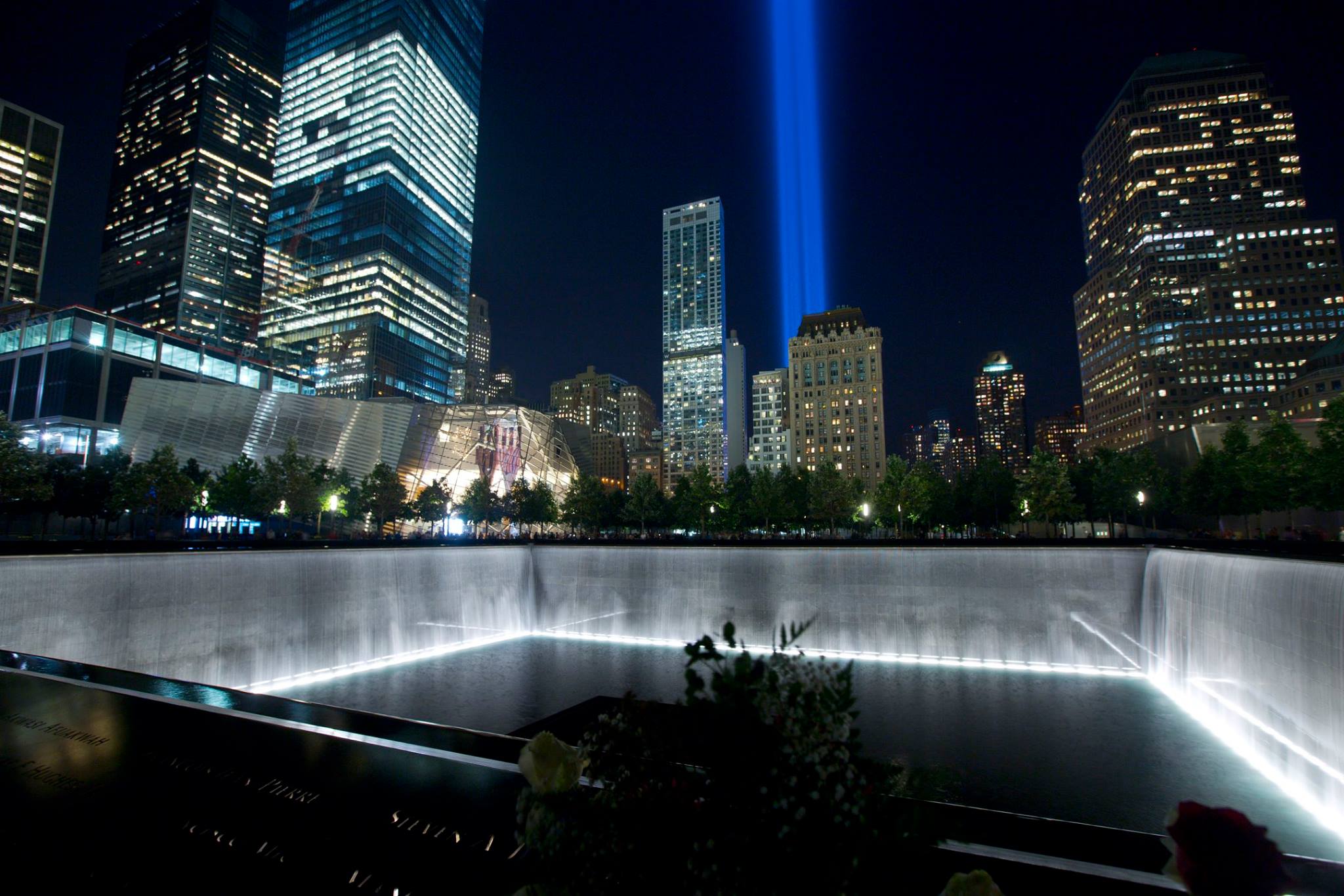 Tribute in Light, Twin Beams That Shine Four Miles Into the Sky In ...