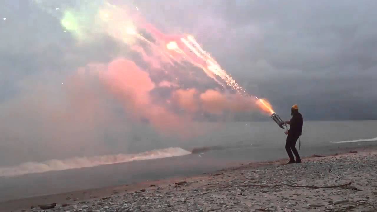 Machine gun fireworks. Салют стреляет. Римская свеча взрыв. Миниган фейерверк. Миниган для салютов.