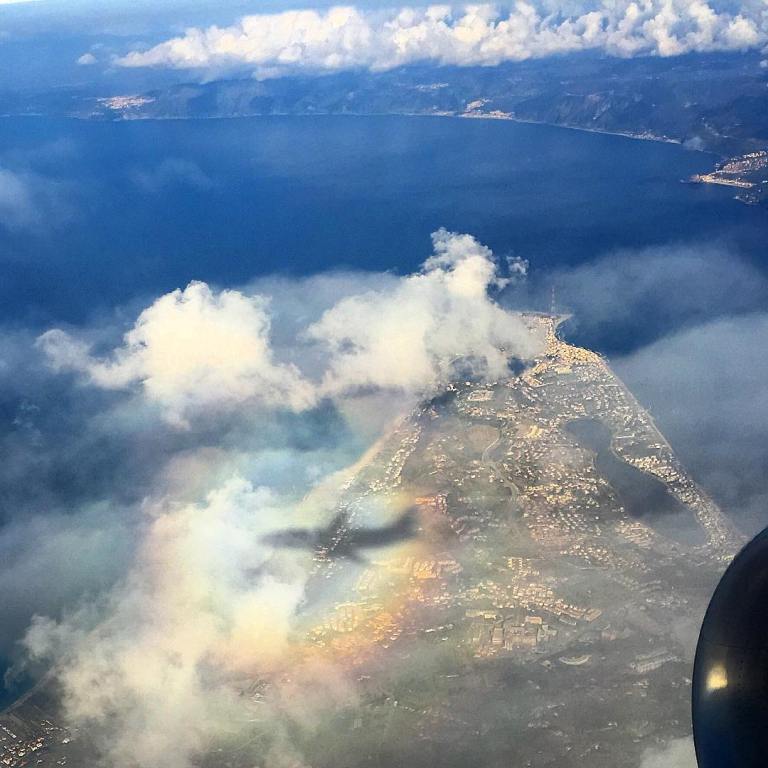 Plane Shadown Trapped in a Rainbow