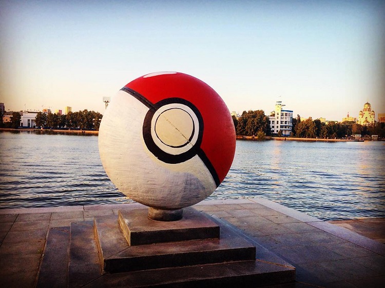 Pokémon Go Hunters Paint a Monument in Russia to Look Like a Giant Poké