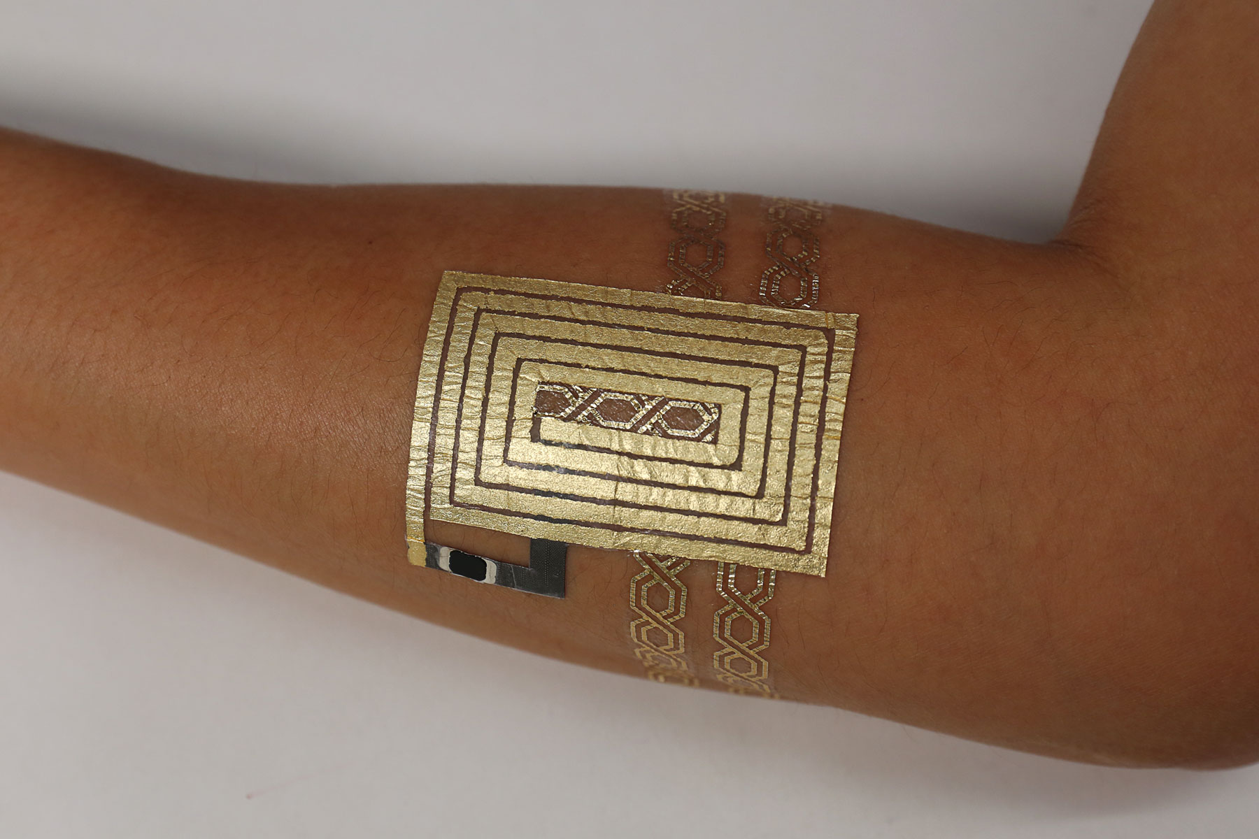 DuoSkin, Metallic Temporary Tattoos That Serve as On-Skin Interfaces ...