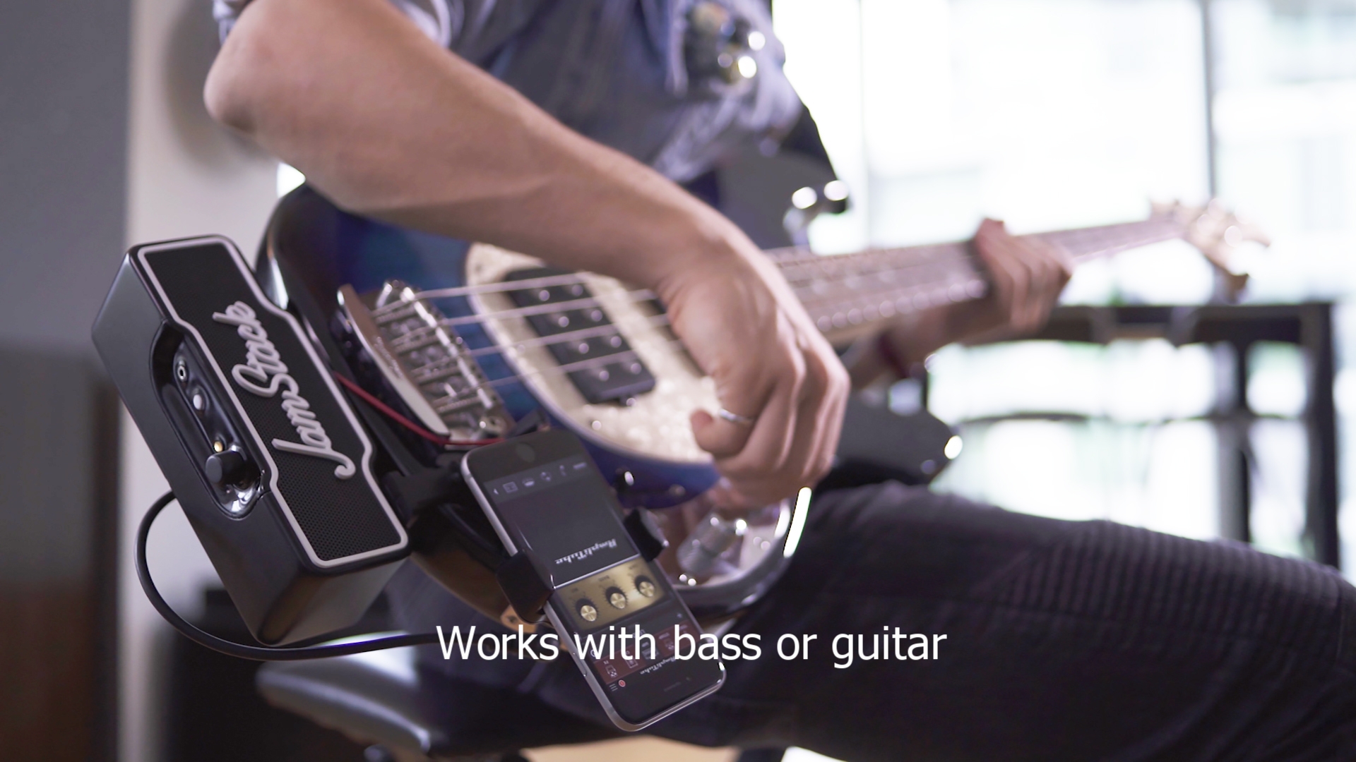 JamStack, An Ingenious SmartphoneIntegrated Portable Amp That Attaches Directly Onto a Guitar