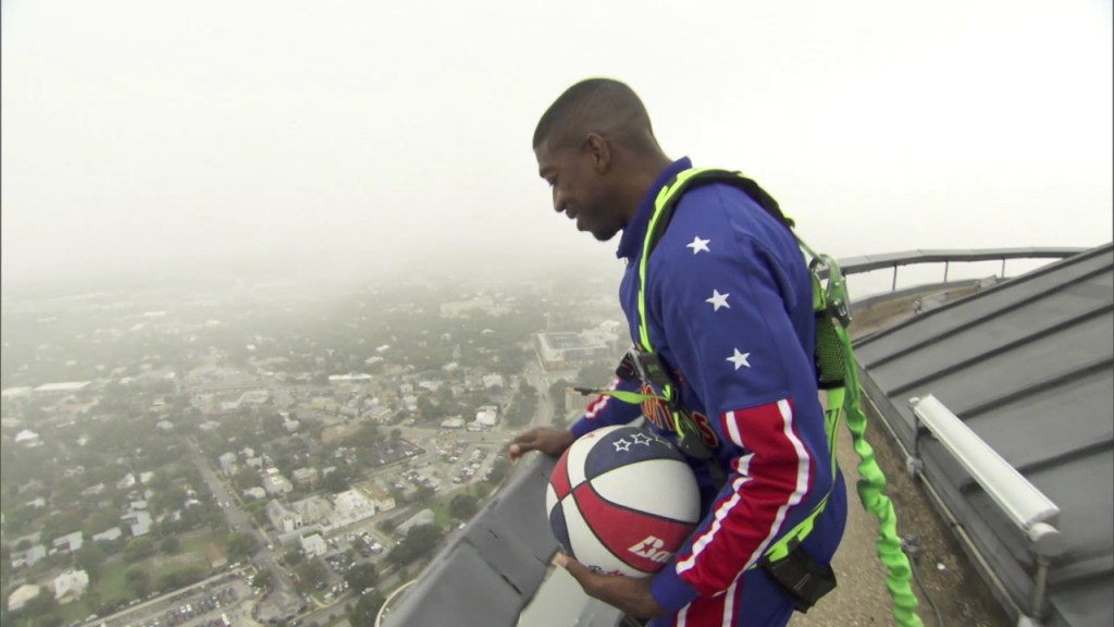 Harlem Globetrotter Makes Incredible 583Foot Trick Shot From the Top