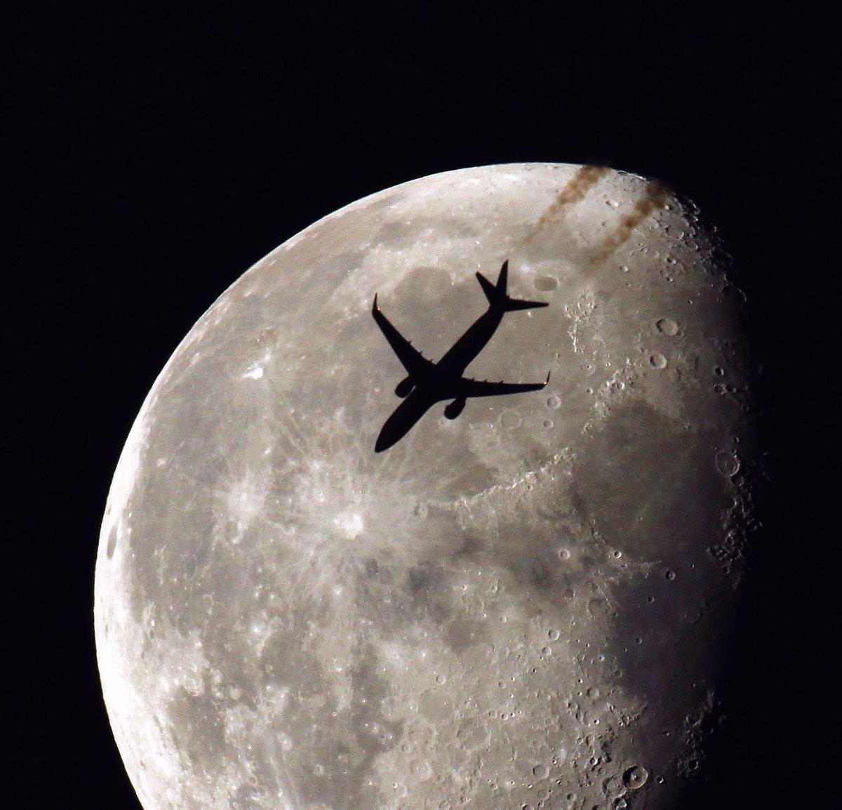 Moon place. Боинг на Луне. Airplane Moon photo. Твиттер Луна.