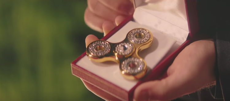 mærkelig hænge kærlighed SNL Unveils a Diamond Encrusted Cartier Fidget Spinner to Occupy Even the  Most Exclusive Snob