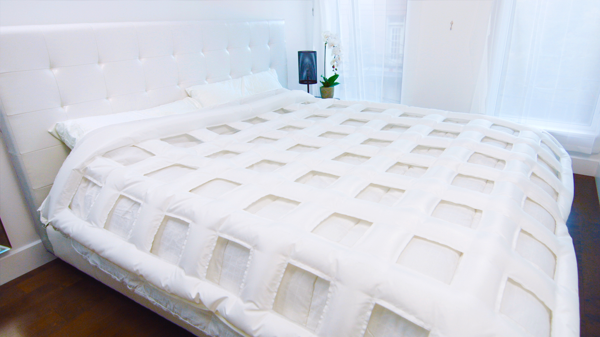 Smartduvet Breeze, A Cleverly Designed Dual Zone ClimateControlled SelfMaking Bed