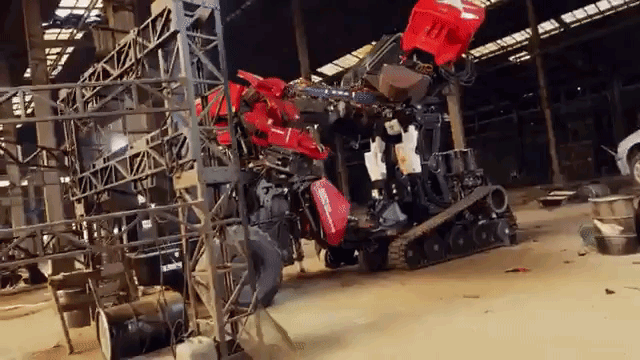 Giant Fighting Robots From USA and Japan Engage in an Epic Mechanical Battle