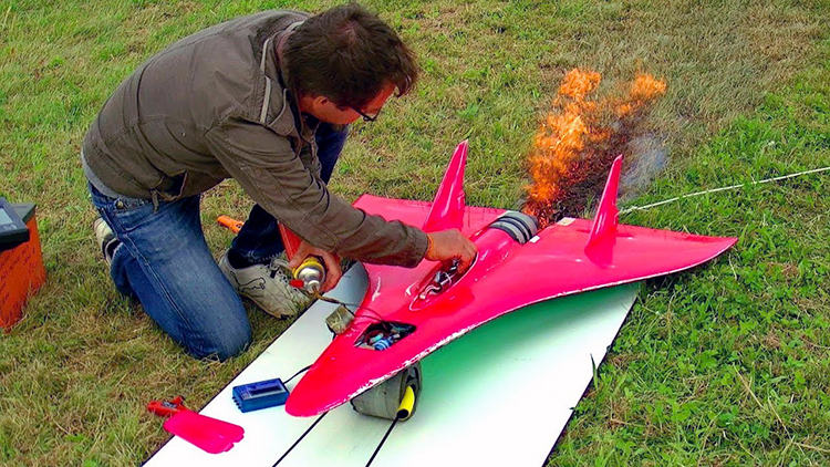 RC Airplane Equipped With Turbine Jet Engine Reaches Insane Speeds of 466 MPH