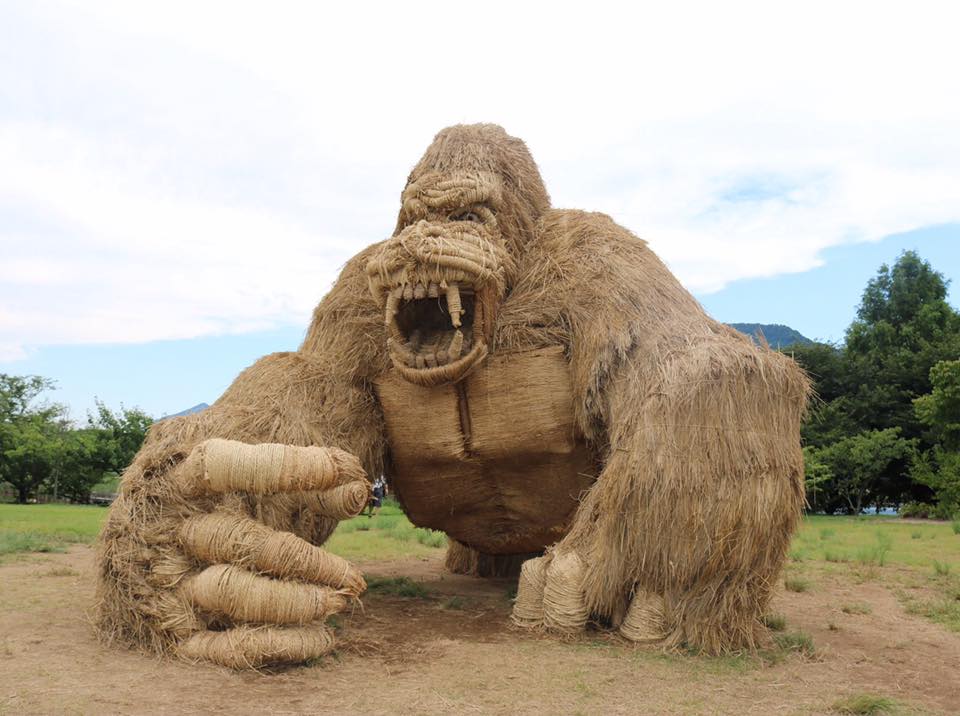 rice-straw-gorilla-sculpture.jpg