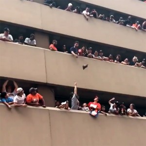 Houston Astros Fans Use Incredible Teamwork at World Series Parade to Return Hat to Lady