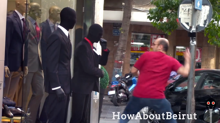 two-guys-dressed-as-mannequins-surprise-