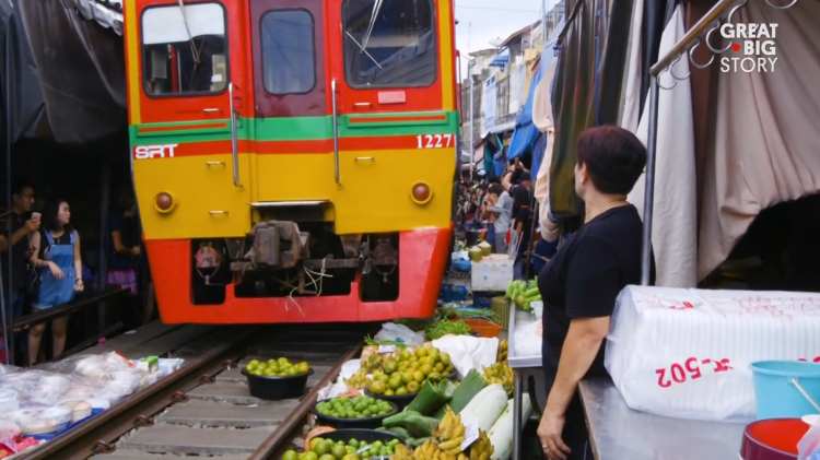 train-runs-through-thailand-market.png