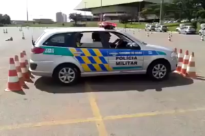 Brazilian Military Police Officer Shows How to Get out of Extremely Tight Parking Space