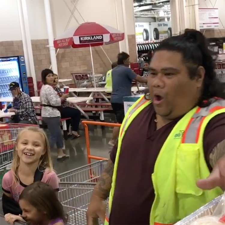 Two Adorable Young Girls at Hawaiian Costco Insist That Cashier is the Real Maui From Disney's Moana