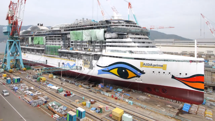 stunning-timelapse-of-a-cruise-ship-bein