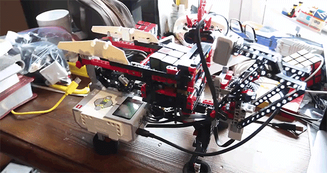 LEGO Robot That Solves Rubik's Cubes