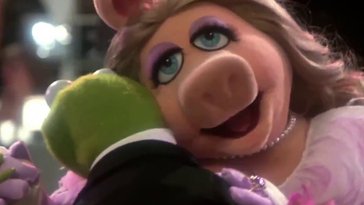 miss-piggy-sings-along-to-diamonds-by-ri