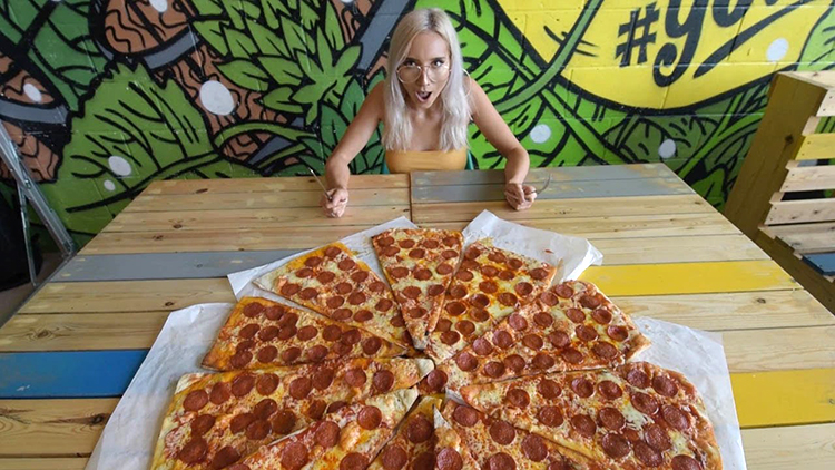 Birmingham Restaurant Features A Giant Pizza Measuring 4 Feet Wide Totaling 11 000 Calories