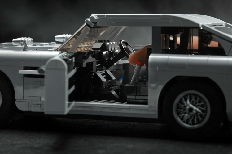 2018 LEGO Creator Expert James Bond Aston Martin DB5 Open Door