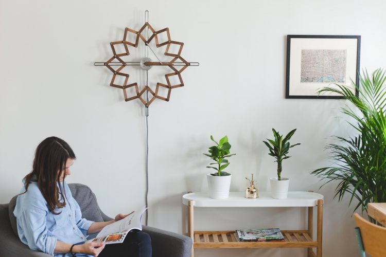 A Unique Wall Clock That Gradually Expands and Contracts With