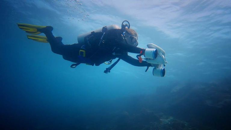 Sublue WhiteShark Mix Underwater Scooter Under Water