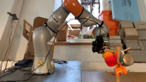 Robotic Arm Picks Up Unfamiliar Objects